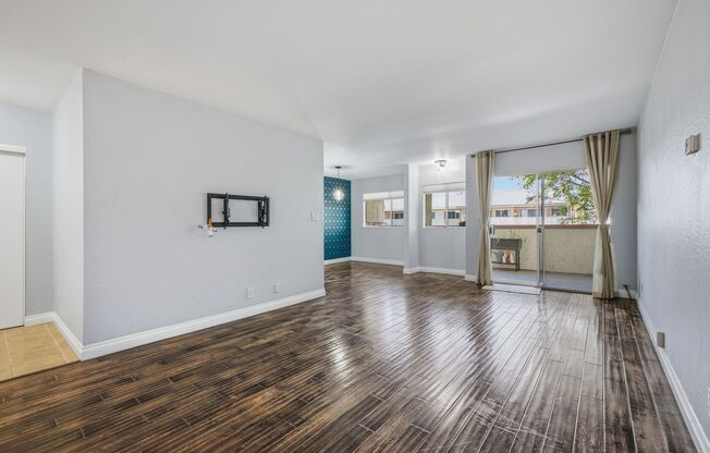 Bright & Spacious Top-Floor Condo in Pasadena