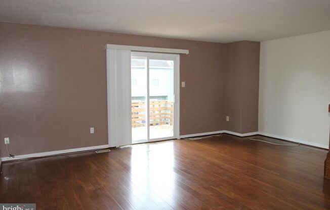 Welcome to this move-in-ready townhouse in the Brandermill community.