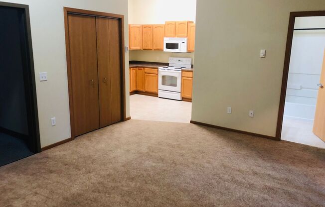 2 beds, 1 bath, $795, Unit A