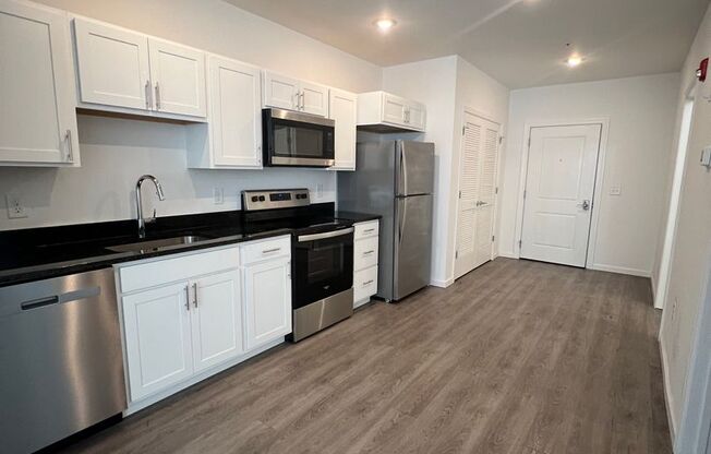 Studio, 1 bath, 700 sqft, $1,200, Unit Apt 211