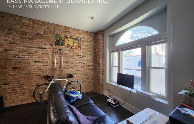 1539 W 19 ST