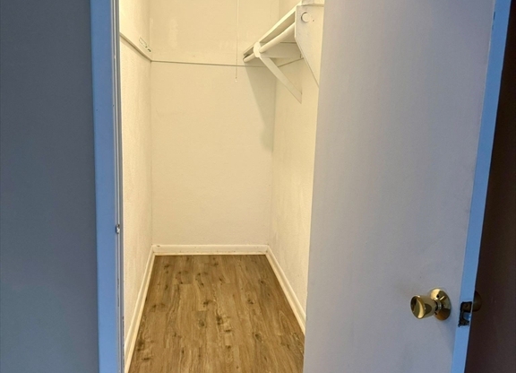 2 beds, 1 bath, 1,020 sqft, $2,300, Unit E112