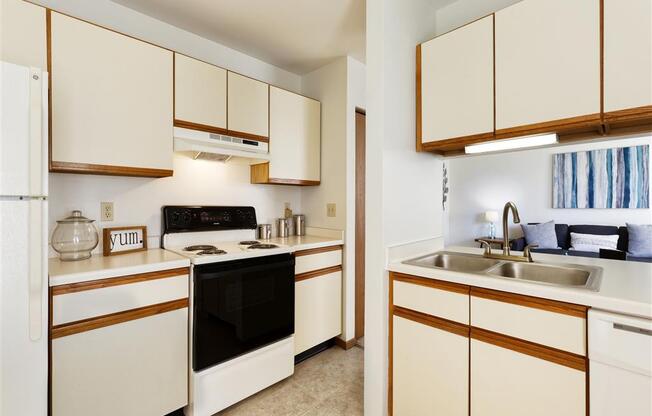 a kitchen or kitchenette at residence & conference centre windsor
