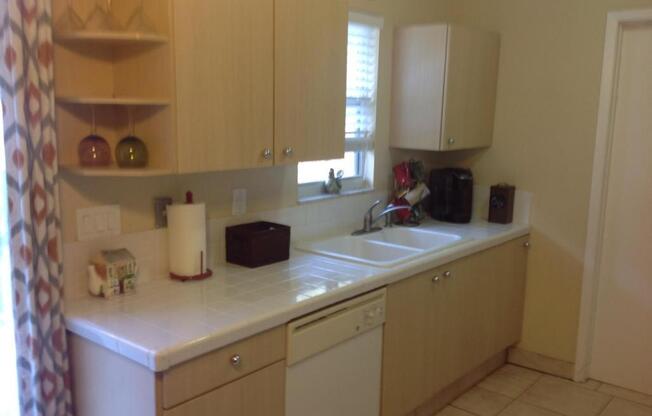 Beautiful 2/1 with fenced backyard