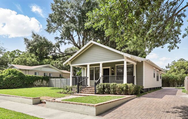 Charming Orlando Bungalow with Oversized Yard, Parking & Lawn Service Included