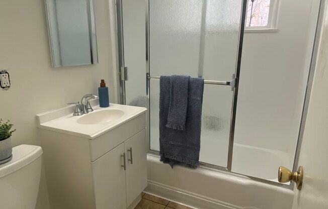 2 beds, 1 bath, 702 sqft, $2,350, Unit B15