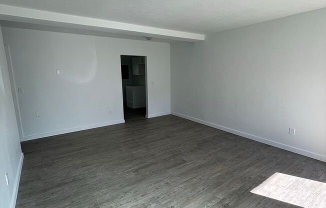 Fully Refreshed Westmoreland 3bd in Plex. Onsite laundry. Shared courtyard
