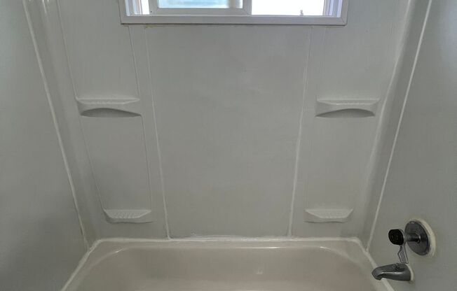 2 beds, 1 bath, 780 sqft, $1,350, Unit 02