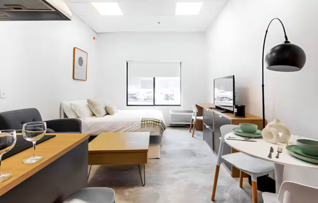 Studio, 1 bath, 325 sqft, $1,400, Unit 118