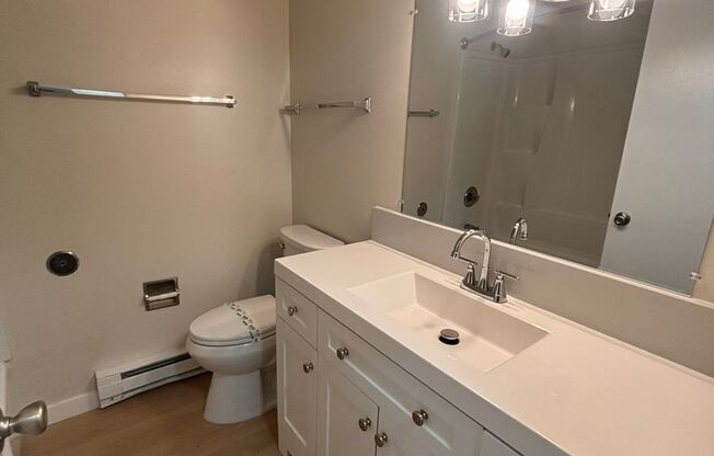 2 beds, 1 bath, 845 sqft, $1,695, Unit 37