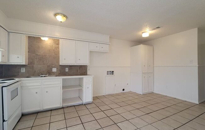 3 beds, 1.5 baths, 1,082 sqft, $800, Unit A