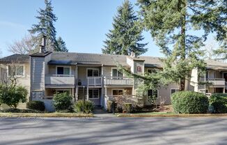 2 Bedroom Ground Floor Condo in the Heart of Woodinville!