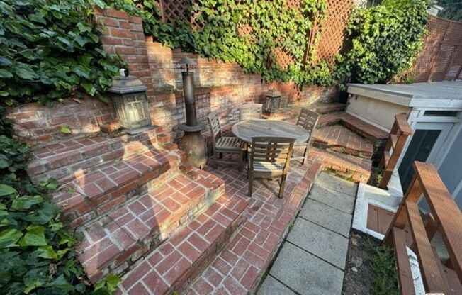 1636 N BEVERLY GLN BLVD