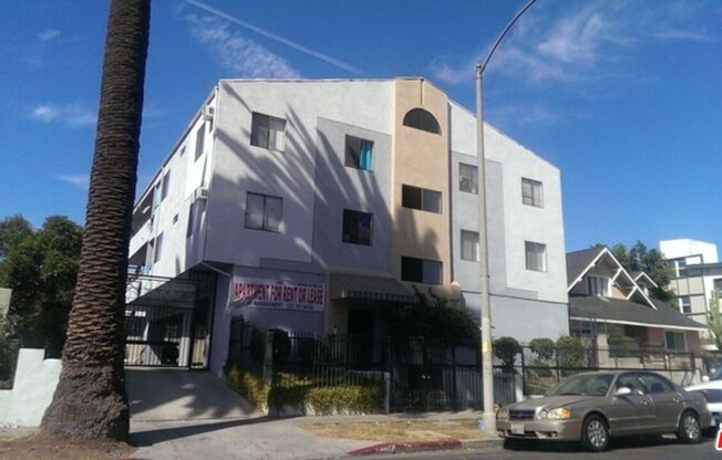 411 N KENMORE AVE