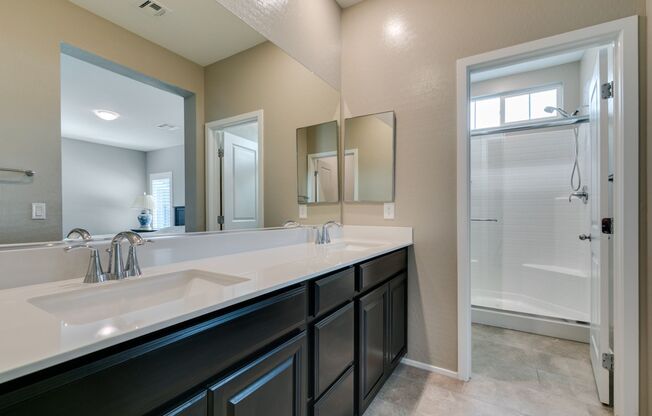 Luxury Fully Furnished 2Bed/2.5Bath Townhome in Gated Community