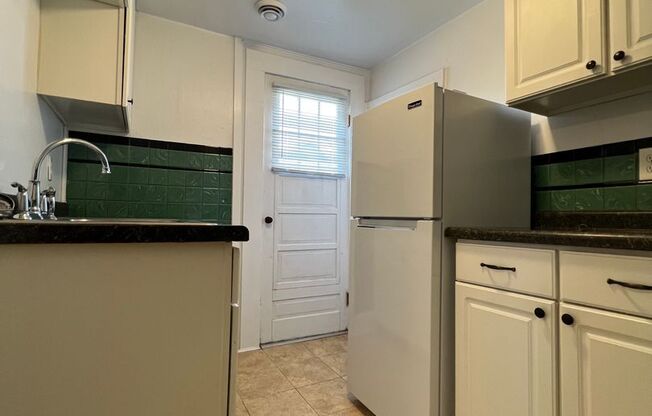 1 bed, 1 bath, $850, Unit Upper