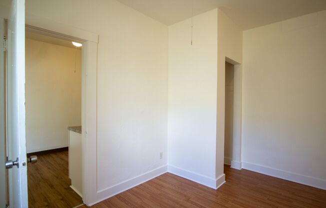 NoPo: Nice Top-Floor 1-Bedroom Ready Now!