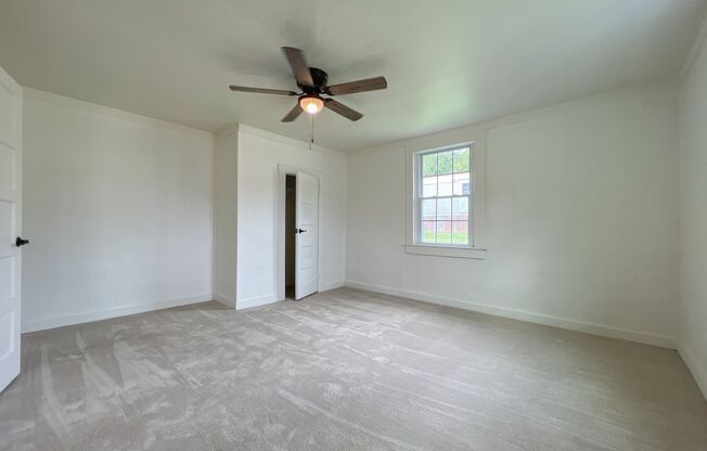 Arts and Crafts home Downtown Duncan, Freshly Updated and Rent Ready!