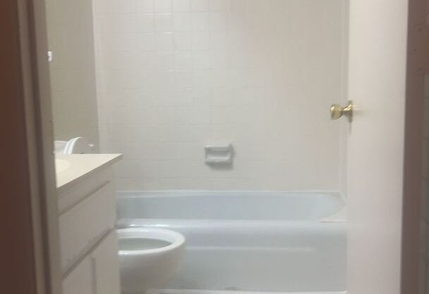 2 beds, 1.5 baths, 1,050 sqft, $1,250, Unit B05 Manor