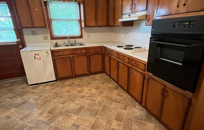 2 beds, 1 bath, 903 sqft, $1,140, Unit H-2