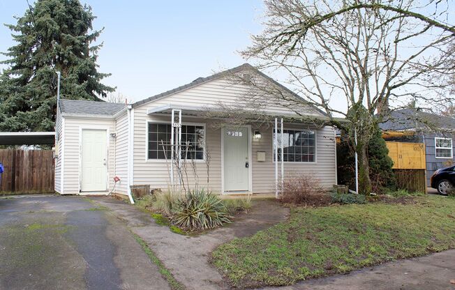 Cutie South Tabor 3 Bedroom Home w/Large Backyard