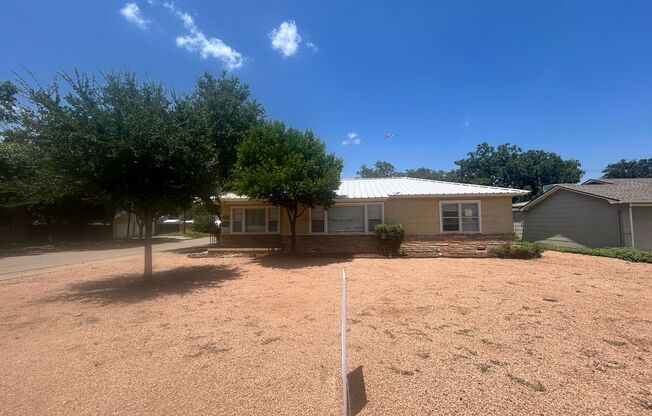 3 bed 1 bath Pre-Leasing