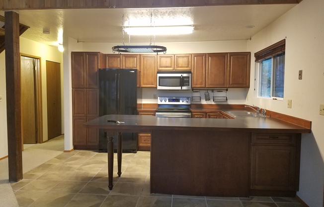 3 beds, 2 baths, $2,300