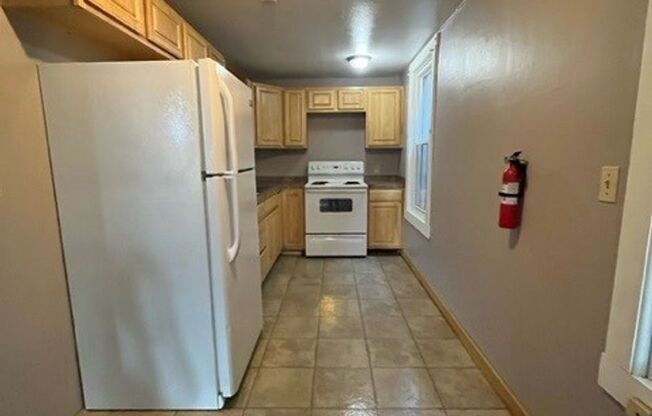 2 beds, 1 bath, $900, Unit 502 Center St APT 2