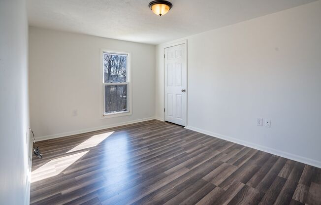 3 beds, 1 bath, $1,150, Unit 104