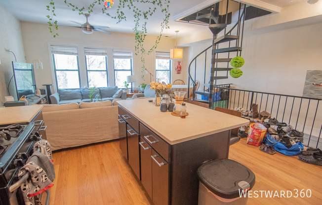 2110 W 18 ST