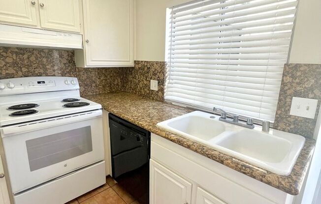 1450 Melrose Ave #35 - 2 Story Townhome, W/D hook ups - $1,000 Off First Month's Rent