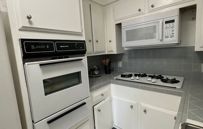 1 bed, 1 bath, $2,595