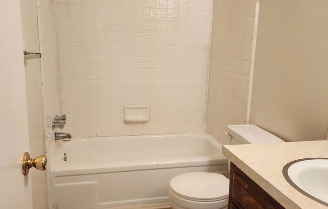 2 beds, 1 bath, $1,095, Unit B