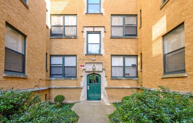 Three Bedroom Unit in South Shore!