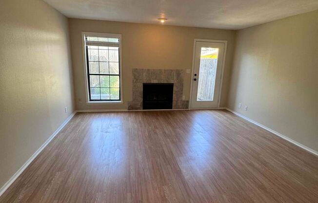 Darling 1 Bed, 1.5 Bath Townhouse with small Fenced Yard!
