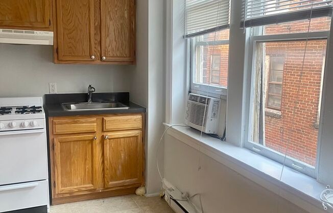 Studio, 1 bath, 330 sqft, $900, Unit 304