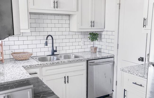 3 beds, 1 bath, 900 sqft, $1,300, Unit 93