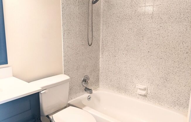 Well kept 2 bed/2.5 baths Townhome in the heart of Tuscawilla