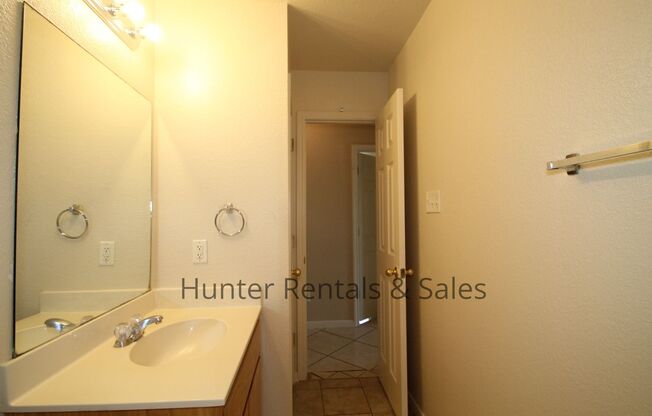 3 beds, 2 baths, $1,175, Unit Unit A