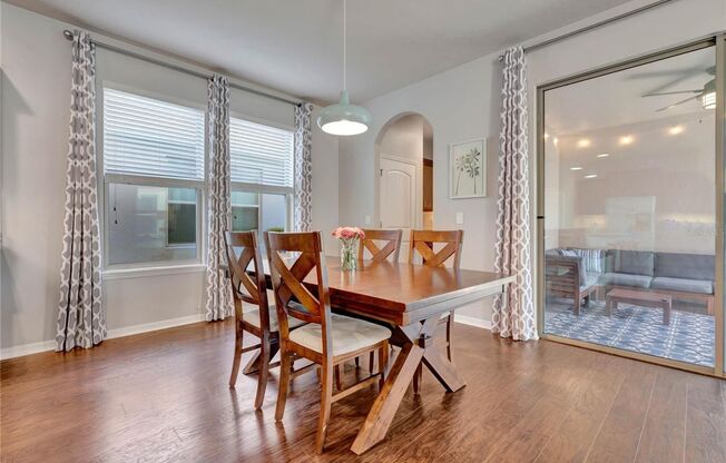 Horizon West beautiful single family 3 Beds 2/1 Bath with Extra Den and Fenced backyard