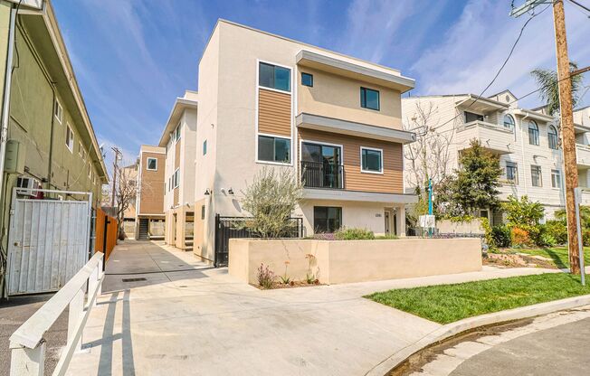 Brand new 2 bed/2.5 bath townhouse with parking and in-unit laundry!