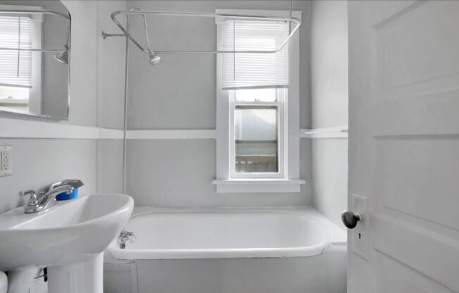 1 bed, 1 bath, 700 sqft, $1,000, Unit 4