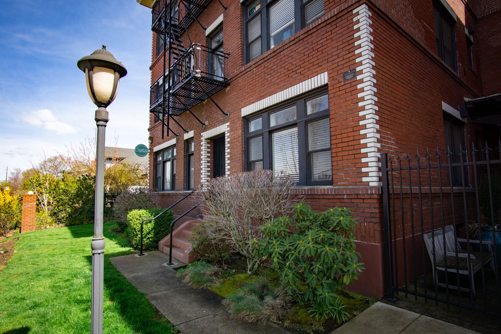 Top Floor Corner 2 Bed with Dining Nook, Exposed Brick & DW!