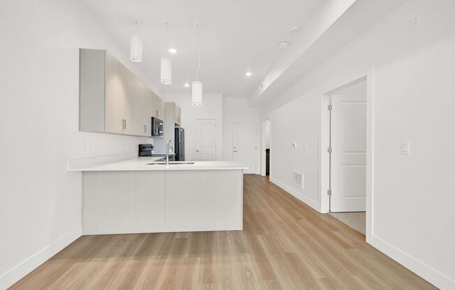 2 beds, 1 bath, $1,300, Unit 214