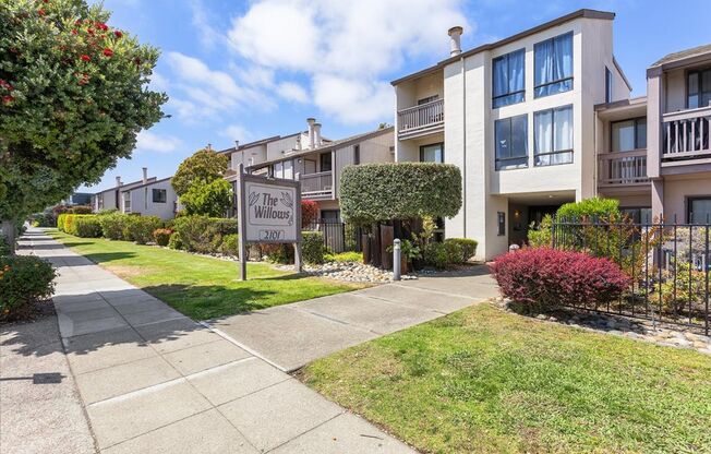 2101 Shoreline #154 - 30% Rental Fee.- "MOVE-IN SPECIAL"