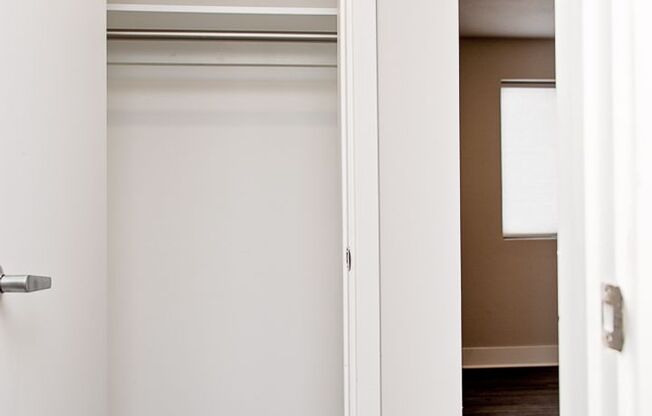 2 beds, 1 bath, $1,000, Unit 4001 Holdrege St. #2
