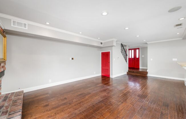 Upgraded 3 bed 2.5 bath Townhome in Newport Beach 1 Mile to the Sand