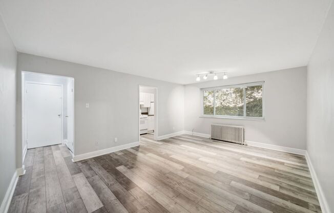 2 beds, 1 bath, 730 sqft, $995, Unit 640 Southcrest Drive #4