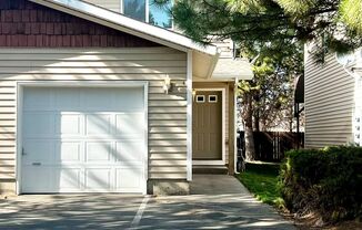 Delightful 2/1.5 Two Story Townhome in SW Redmond! 2610 SW 23rd Unit 4