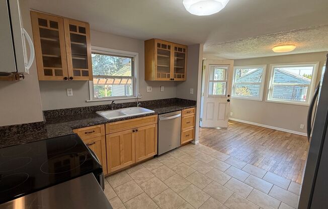 Country Charm Meets City Convenience – 4 Bedroom Farmhouse Retreat in SE Portland